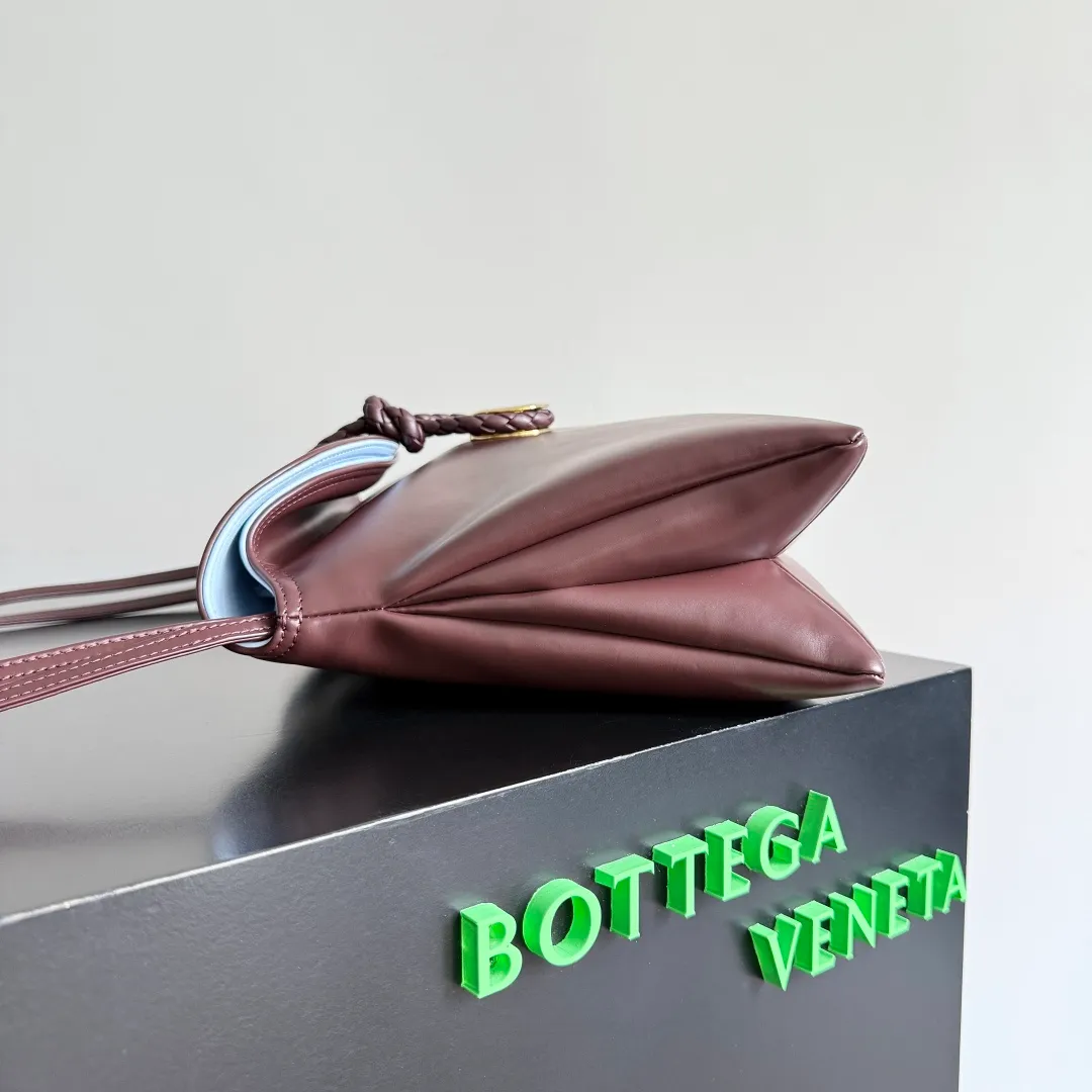 Batch 1680 Inspired by the 1970s, the Bottega Veneta women's logo shoulder bag has a smooth leather surface that brings a clean and handsome feel, just like the neatness and tenacity of a working woman. The front buckle is made of high-quality hardware pendant, the overall retro elegance, and the excellent leather feels soft. This Bottega Veneta series can be described as beautiful, weakening the complexity of the outfit, not competing for it, and only using the best quality to interpret itself. Style number: 806034 (large size) Size: 30*20*8cm